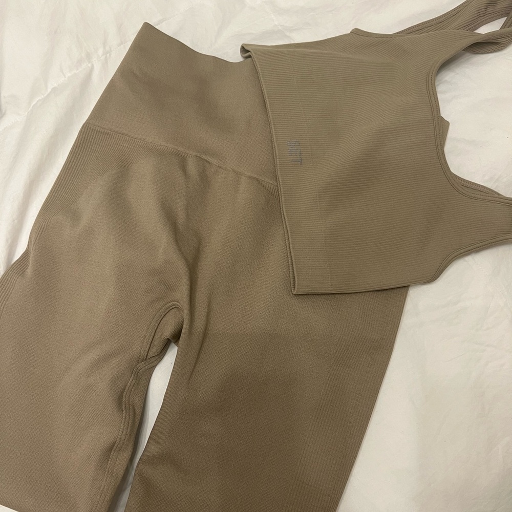 Set Active set. Box cut top & leggings. Only worn once.